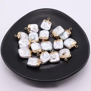 Pendenti quadrati in perla d'acqua dolce barocca con placcatura in oro su vassoio nero