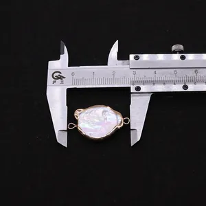 Détail de la mesure de largeur d'un pendentif perle baroque avec un pied à coulisse