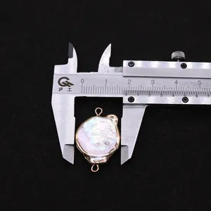 Détail macro d'un pendentif en perle d'eau douce naturelle avec bordure dorée et calibre