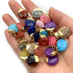 Pendentifs en pierre naturelle facettée dorée, présentés en main pour référence de taille