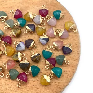 Facettierte herzförmige Natursteinanhänger mit Goldmetallkanten für die Schmuckherstellung