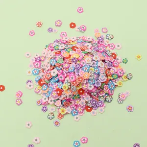 Fette di fiori in argilla polimerica colorata per gioielli fai-da-te e nail art su verde