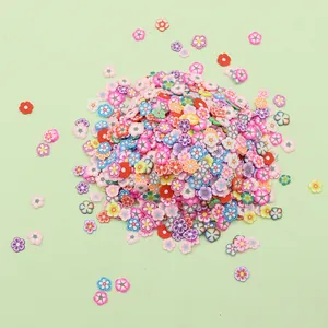 Macro di fette di fiori colorati in pasta polimerica per gioielli DIY e nail art
