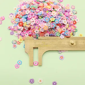 Vista dettagliata di fette di fiori in pasta polimerica da 5mm con calibro di misurazione