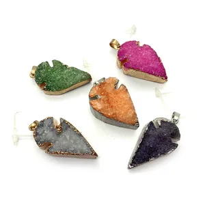 Pijlpunt druzy stenen hangers met gouden metalen plating in vijf diverse kleuren