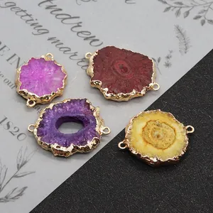 Detailweergave van onregelmatige druzy agaat connectoren met dubbele ringen en goud