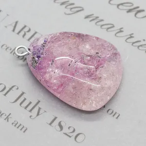 Vue macro d'un pendentif en pierre naturelle violette irrégulière avec anneau en argent