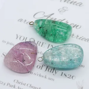 Pendentifs en pierre naturelle irrégulière vert, bleu et violet avec texture craquelée