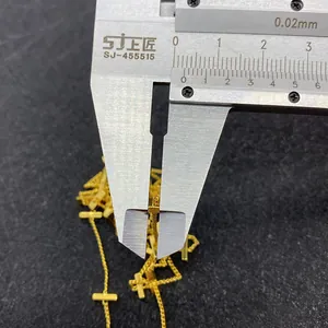 Detaillierte Messung eines kleinen rechteckigen Anhängers an einer goldenen Kordelkette