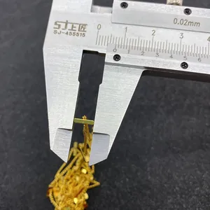 Makroaufnahme der Breitenmessung einer goldenen Kordelkette mit einem Messschieber