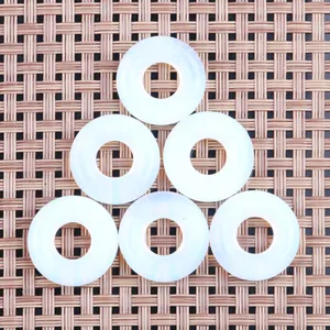 Λεπτομέρεια έξι μενταγιόν opal donut 20mm σε χαλάκι με υφαντή υφή και φυσικό φόντο
