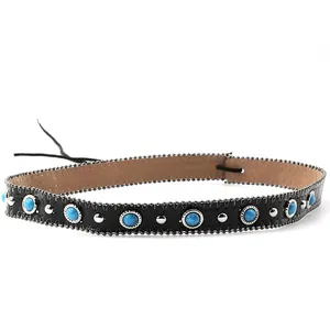 Dettaglio di fascia per cappello in pelle boho con perline turchesi e rivetti in argento