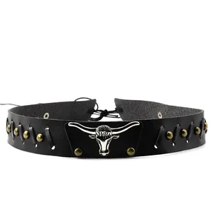 Dettaglio fascia per cappello in pelle con testa di toro in argento e borchie metalliche