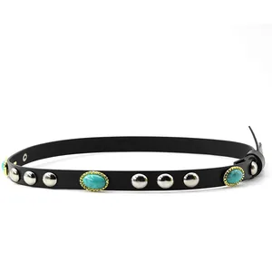 Dettaglio di fascia in pelle nera vintage con pietre turchesi e rivetti argento