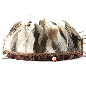 Dettaglio della fascia boho con piume, cordoncino intrecciato e piumaggio naturale