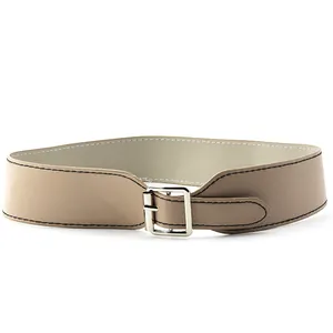 Dettaglio cintura a corsetto beige con fibbia argento e cuciture nere a contrasto