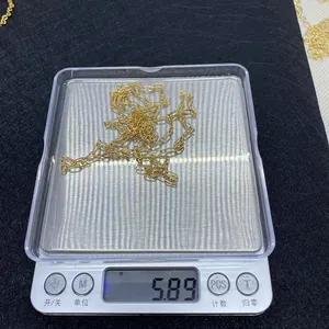Detailansicht der goldenen Kordelkette auf Digitalwaage mit 5,89 Gramm Gewicht für DIY-Schmuck