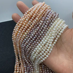 Makroaufnahme von weißen, rosa und lila Süßwasserperlensträngen für Schmuck