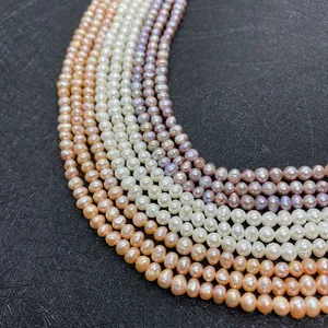 Nahaufnahme von natürlichen Süßwasserperlen in Rosa, Weiß und Violett für DIY-Schmuck