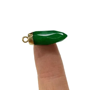 Natuurlijke malachiet hanger in kogelvorm met gouden oogje op de vingertop