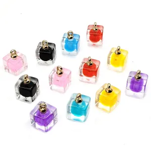 Pendenti a cubo in acrilico colorato con sfere interne e ganci in metallo dorato
