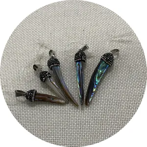 Set mit fünf Abalone-Muschel-Anhängern in Hornform mit schwarzen Strasssteinen