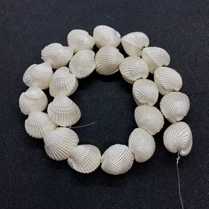 Natürliche herzförmige weiße Muschelperlen mit radialer Textur für DIY-Schmuck