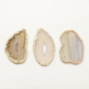 Tre fette di agata naturale irregolari con texture a bande traslucide per ciondoli fai-da-te