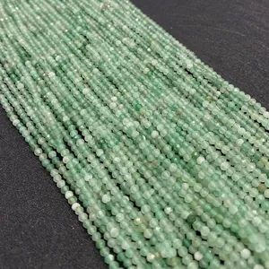 Vue détaillée de perles d'aventurine verte facettées pour création de bijoux DIY