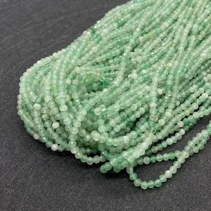 Vue macro de perles d'aventurine verte facettées pour la création de bijoux DIY