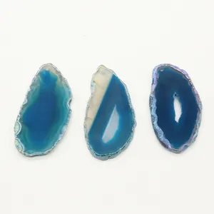 Vista dettagliata dei ciondoli in agata blu irregolare con trame naturali di geode