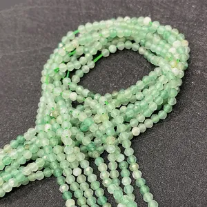 Vue macro de perles d'aventurine verte facettées 3-4mm pour bijoux artisanaux