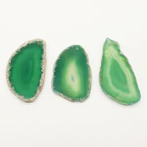 Dettaglio di tre ciondoli a fetta di agata verde irregolare con venature in pietra naturale