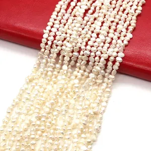 Vista macro detallada de perlas barrocas blancas naturales con brillo para joyería artesanal
