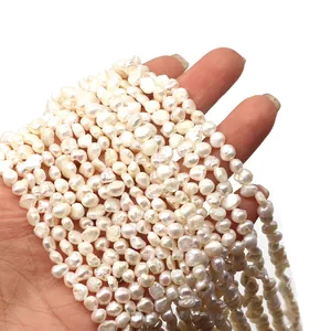 Primer plano de perlas naturales de agua dulce barrocas con brillo blanco