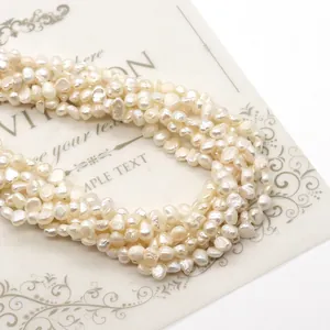 Elegante collar de múltiples capas de perlas naturales de agua dulce barrocas blancas