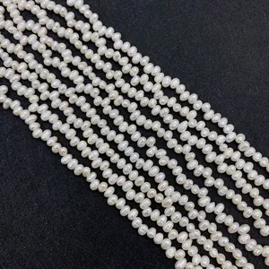 Détail de perles d'eau douce baroques blanches de qualité sur fond noir texturé