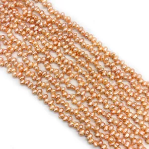Gros plan de perles d'eau douce en forme de riz rose champagne pour bijoux DIY