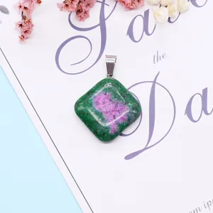 Vue macro détaillée du pendentif en rubis zoisite sur un fond d'écriture élégant