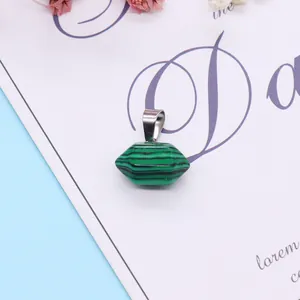 Μενταγιόν εξαγωνικό πρίσμα μαλαχίτη 12x17mm με ασημένιο κούμπωμα σε κομψό μπλε φόντο