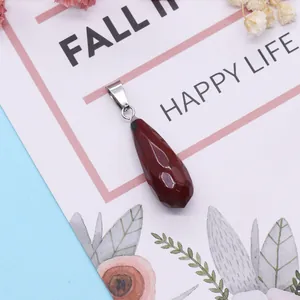 Colgante de jaspe rojo facetado en forma de lágrima con cierre de metal color plateado