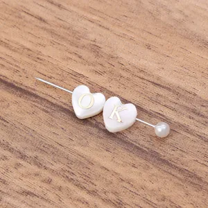 Perles de coquillage en forme de cœur avec lettres O et K dorées sur épingle bijoux