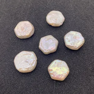 Vue détaillée de six perles d'eau douce baroques hexagonales à l'éclat irisé