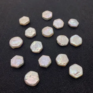 Détail macro de perles baroques hexagonales au lustre irisé pour la création de bijoux