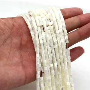 Detailopname van natuurlijke witte parelmoer rechthoekige kralen voor DIY-sieraden