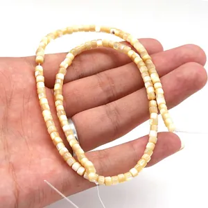 Détail macro de perles cylindriques en coquillage naturel au lustre nacré pour bijoux