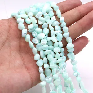 Detalle de cuentas de concha irregulares azul menta con brillo natural para joyas DIY