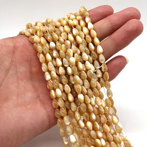 Makro-Detail von tropfenförmigen Seemuschel-Perlen mit cremefarbenem Glanz für Schmuck
