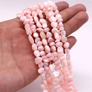 Primer plano de cuentas de nácar rosa irregulares para creación de joyas DIY