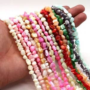Cuentas de nácar natural irregular en varios colores vibrantes para joyería artesanal